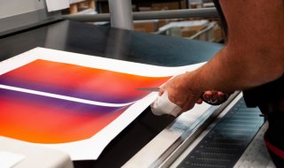 Stampa Iris Per un progetto speciale abbiamo dovuto trovare una nuova soluzione. 5 colori in ununica casella di vernice consentono di ottenere sfumature davvero belle